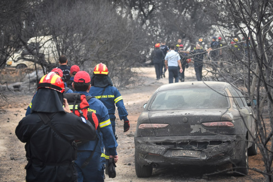 Φωτογραφίες από τη μεγάλη φωτιά της Αττικής: Η απόγνωση των πυροσβεστών μπροστά στις εικόνες φρίκης
