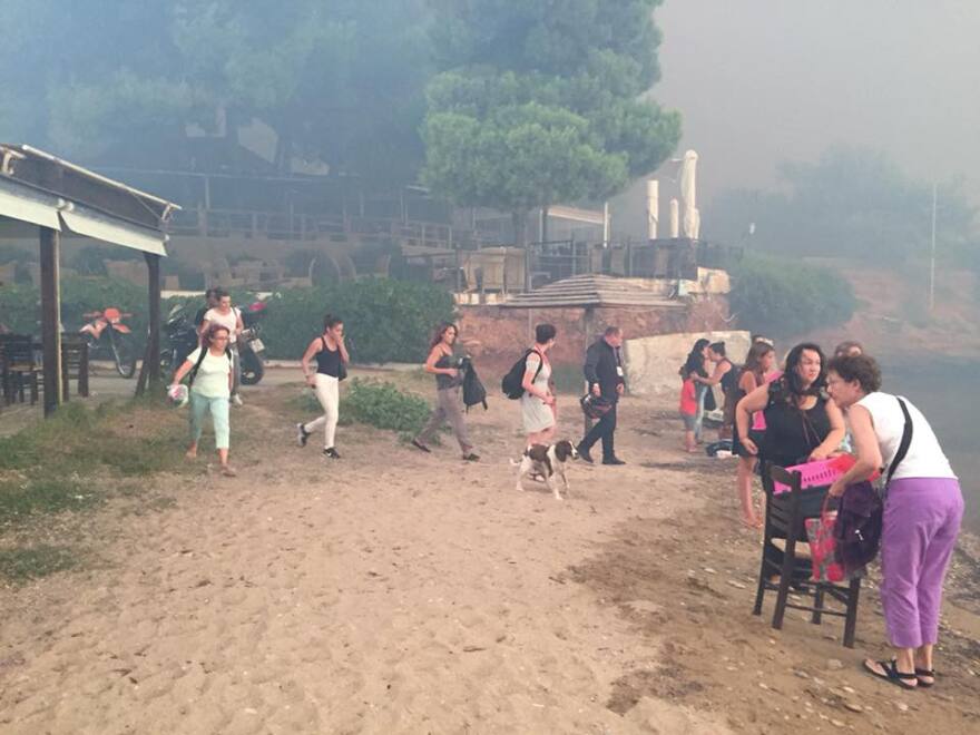 Συγκλονιστικές φωτογραφίες από το Μάτι: Καταφύγιο στην παραλία για εκατοντάδες τρομοκρατημένους πολίτες