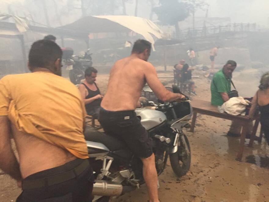 Συγκλονιστικές φωτογραφίες από το Μάτι: Καταφύγιο στην παραλία για εκατοντάδες τρομοκρατημένους πολίτες