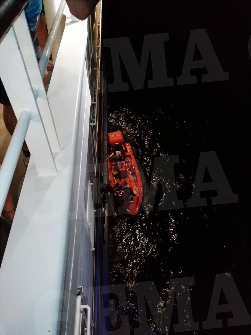 Βίντεο-ντοκουμέντο: Δραματική διάσωση ανθρώπων που βρέθηκαν στη θάλασσα για να σωθούν από τις φλόγες