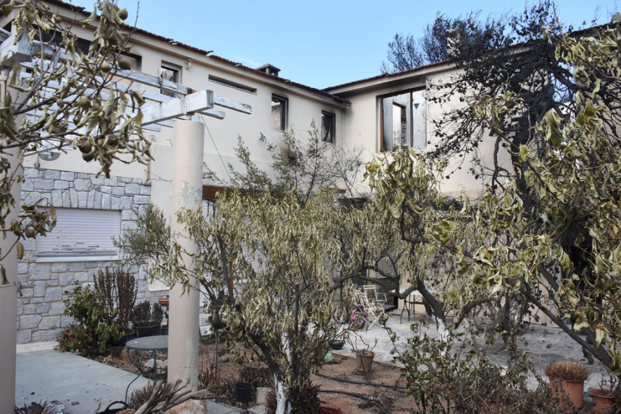 Συγκλονίζει η μαρτυρία της συζύγου του σκηνοθέτη Αγγελόπουλου: Κάηκε το σπίτι μου, καταστράφηκε το αρχείο του Θόδωρου