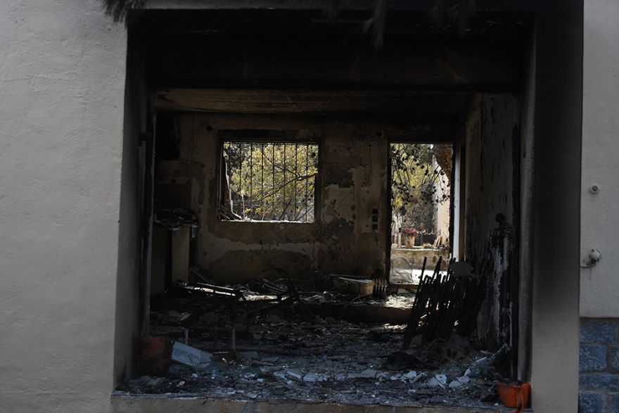 Συγκλονίζει η μαρτυρία της συζύγου του σκηνοθέτη Αγγελόπουλου: Κάηκε το σπίτι μου, καταστράφηκε το αρχείο του Θόδωρου