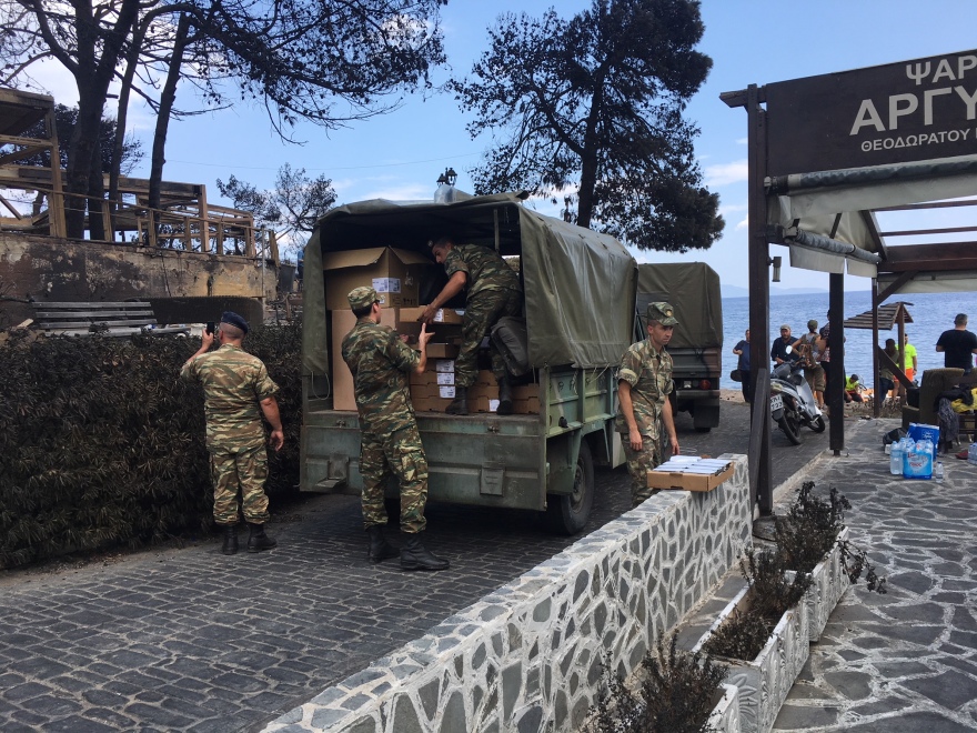 Φωτογραφίες: Τανιμανίδης και Μπόμπα στο πλευρό των πληγέντων στο Κόκκινο Λιμανάκι