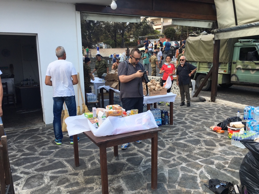 Φωτογραφίες: Τανιμανίδης και Μπόμπα στο πλευρό των πληγέντων στο Κόκκινο Λιμανάκι
