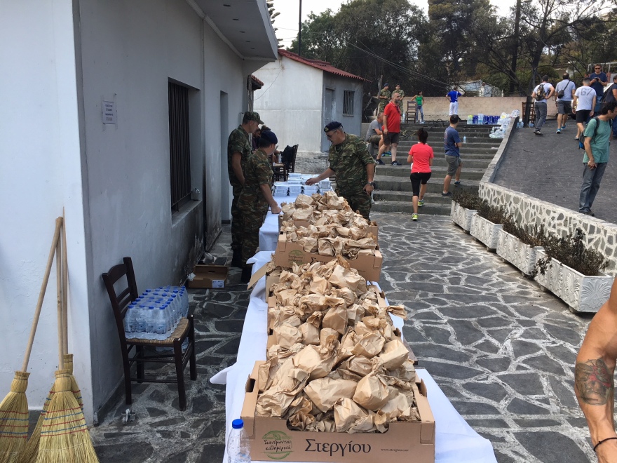 Φωτογραφίες: Τανιμανίδης και Μπόμπα στο πλευρό των πληγέντων στο Κόκκινο Λιμανάκι