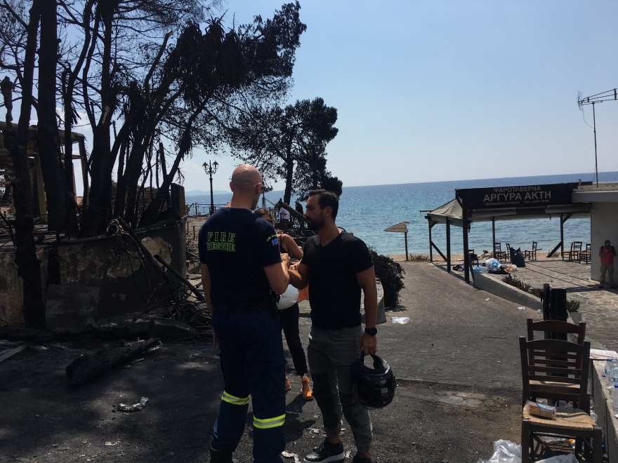 Φωτογραφίες: Τανιμανίδης και Μπόμπα στο πλευρό των πληγέντων στο Κόκκινο Λιμανάκι
