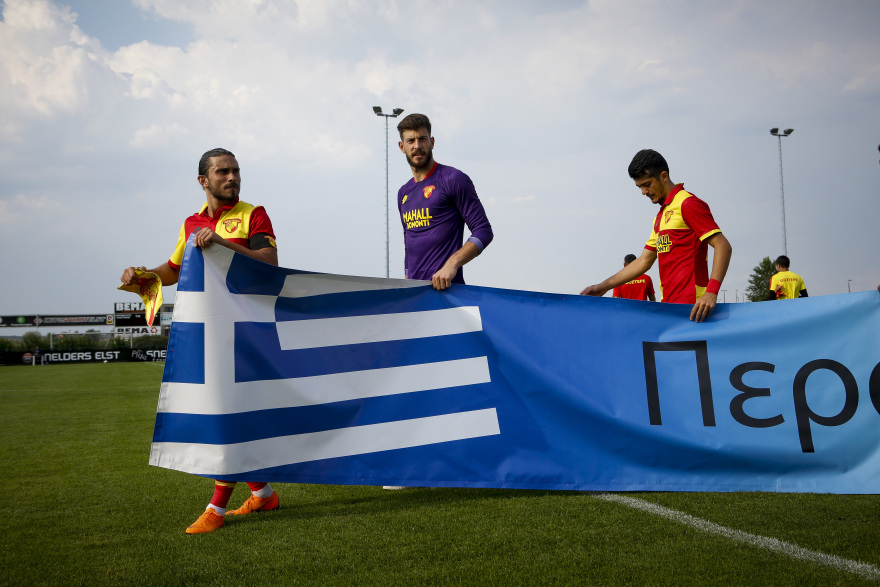 Φωτογραφίες: Με πανό στήριξης στην Ελλάδα οι Τούρκοι της Γκέζτεπε στο φιλικό με τον Ολυμπιακό