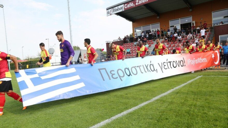 Φωτογραφίες: Με πανό στήριξης στην Ελλάδα οι Τούρκοι της Γκέζτεπε στο φιλικό με τον Ολυμπιακό