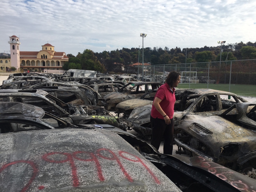 Σε νεκροταφείο αυτοκίνητων έχει μετατραπεί το παλιό γήπεδο της Θύελλας στη Διασταύρωση Ραφήνας