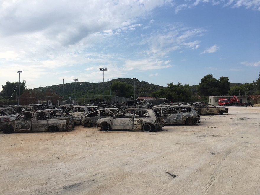 Σε νεκροταφείο αυτοκίνητων έχει μετατραπεί το παλιό γήπεδο της Θύελλας στη Διασταύρωση Ραφήνας