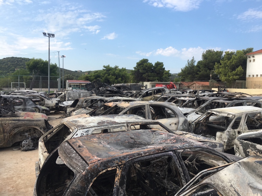 Σε νεκροταφείο αυτοκίνητων έχει μετατραπεί το παλιό γήπεδο της Θύελλας στη Διασταύρωση Ραφήνας