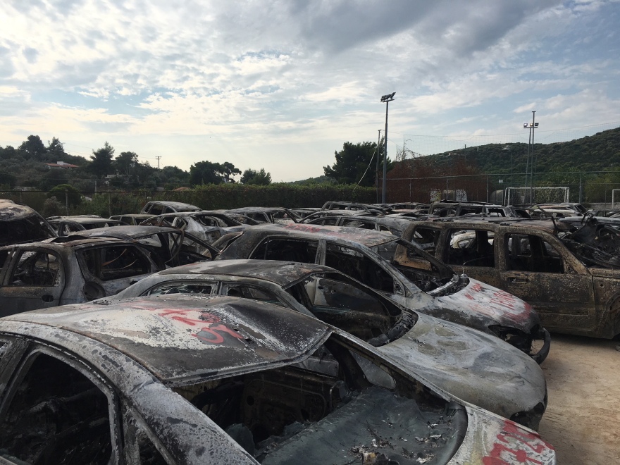 Σε νεκροταφείο αυτοκίνητων έχει μετατραπεί το παλιό γήπεδο της Θύελλας στη Διασταύρωση Ραφήνας