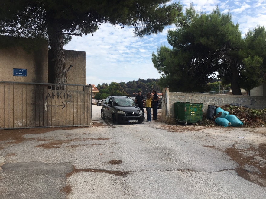 Σε νεκροταφείο αυτοκίνητων έχει μετατραπεί το παλιό γήπεδο της Θύελλας στη Διασταύρωση Ραφήνας