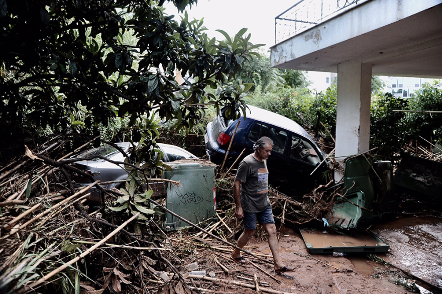 Πλημμύρες στην Αττική: Συγκλονιστικές εικόνες - Απεγκλώβισαν οδηγούς από αυτοκίνητα