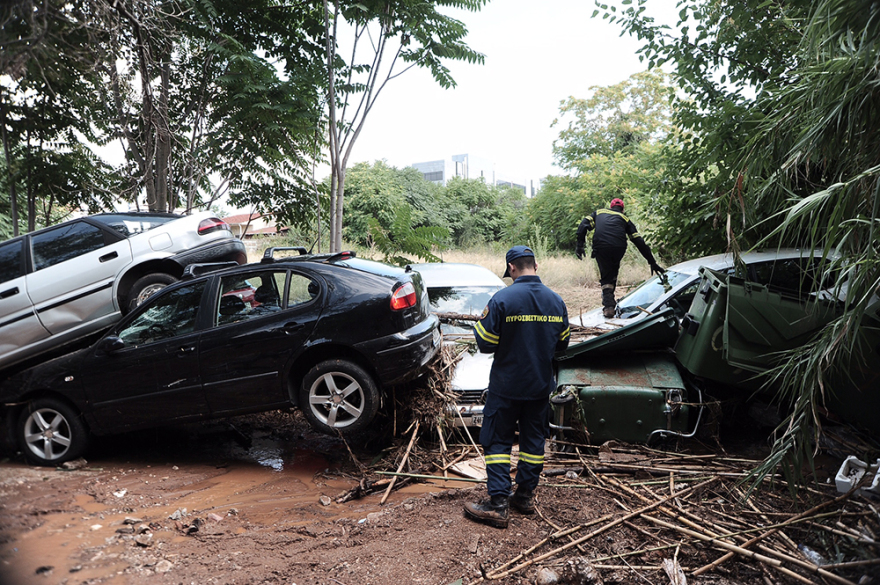 Πλημμύρες στην Αττική: Συγκλονιστικές εικόνες - Απεγκλώβισαν οδηγούς από αυτοκίνητα