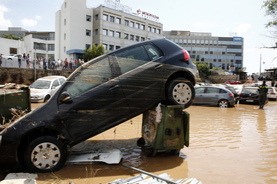 Πλημμύρες στην Αττική: Συγκλονιστικές εικόνες - Απεγκλώβισαν οδηγούς από αυτοκίνητα