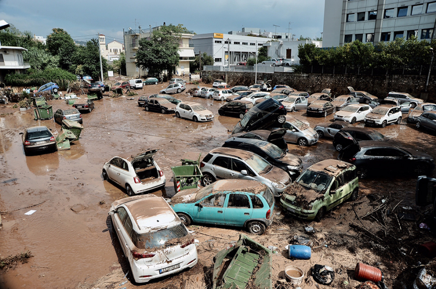 Πλημμύρες στην Αττική: Συγκλονιστικές εικόνες - Απεγκλώβισαν οδηγούς από αυτοκίνητα