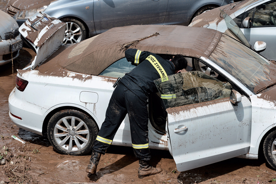 Πλημμύρες στην Αττική: Συγκλονιστικές εικόνες - Απεγκλώβισαν οδηγούς από αυτοκίνητα