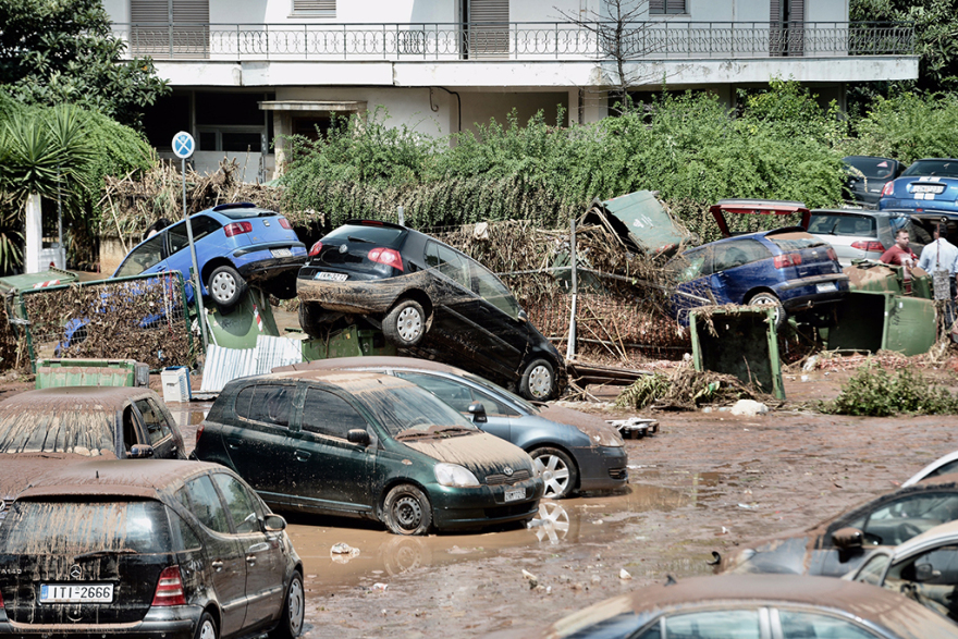 Πλημμύρες στην Αττική: Συγκλονιστικές εικόνες - Απεγκλώβισαν οδηγούς από αυτοκίνητα