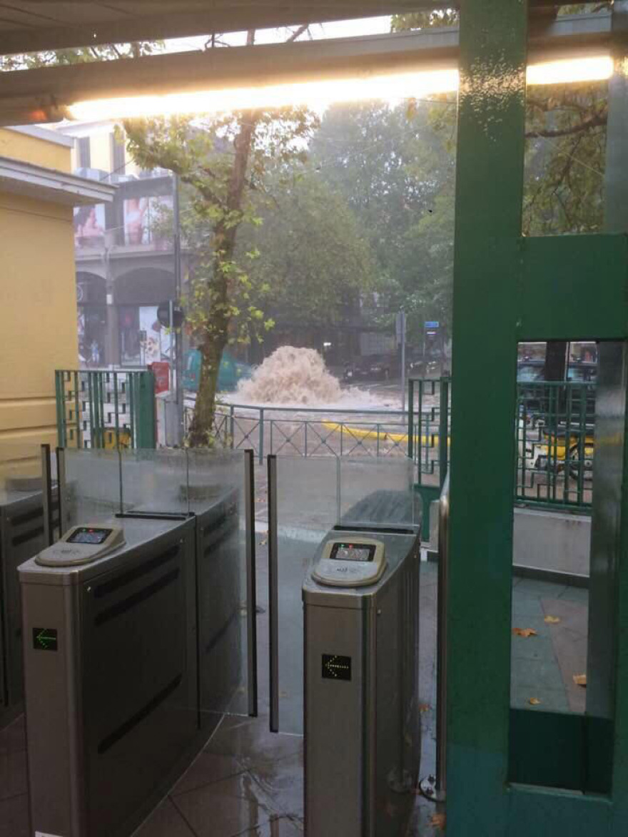 Πλημμύρες στην Αττική: Συγκλονιστικές εικόνες - Απεγκλώβισαν οδηγούς από αυτοκίνητα