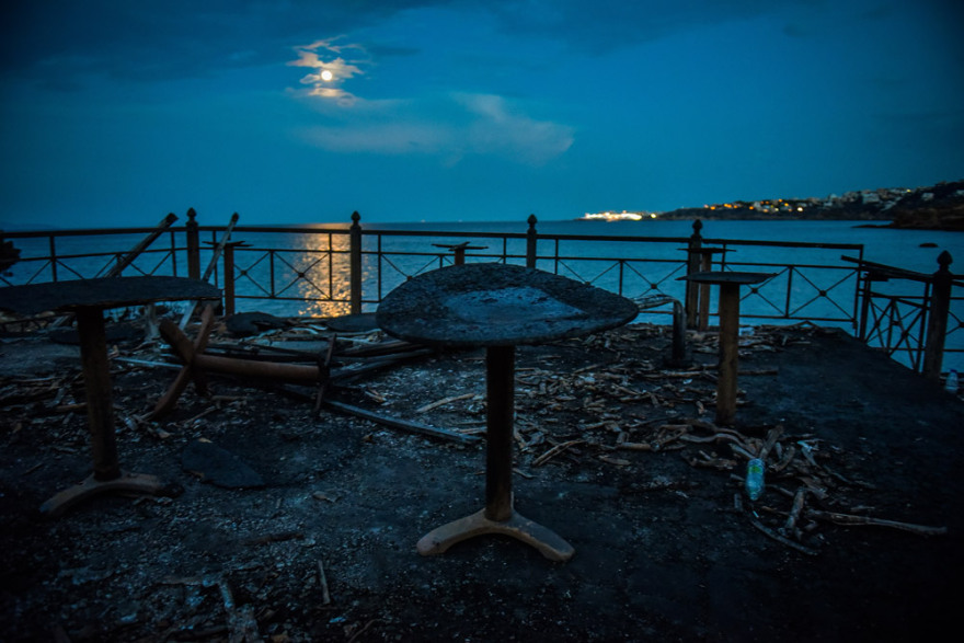 Φωτογραφίες: Στάχτες και αποκαΐδια... Οδοιπορικό στον τόπο της τραγωδίας λίγο πριν πέσει το σκοτάδι