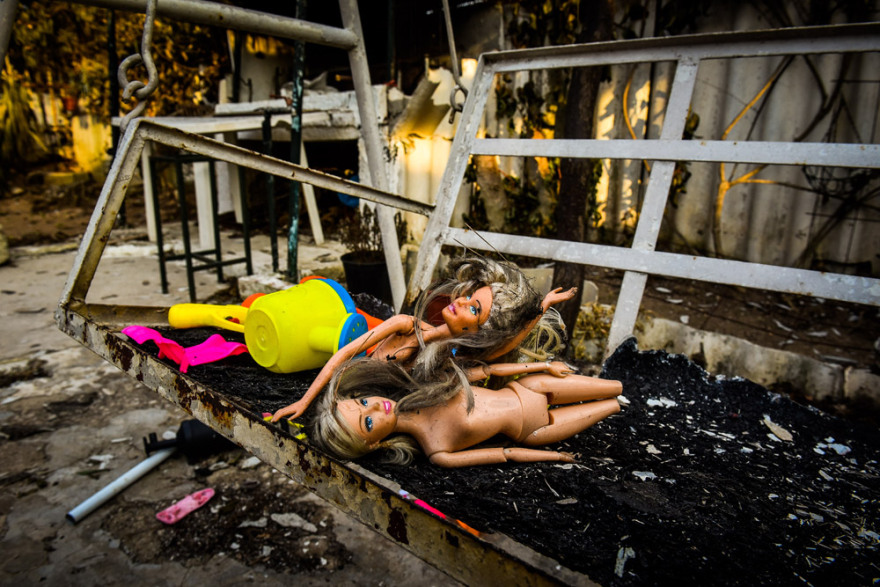 Φωτογραφίες: Στάχτες και αποκαΐδια... Οδοιπορικό στον τόπο της τραγωδίας λίγο πριν πέσει το σκοτάδι