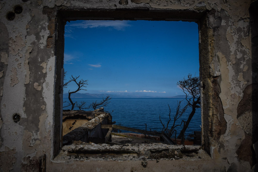 Φωτογραφίες: Στάχτες και αποκαΐδια... Οδοιπορικό στον τόπο της τραγωδίας λίγο πριν πέσει το σκοτάδι