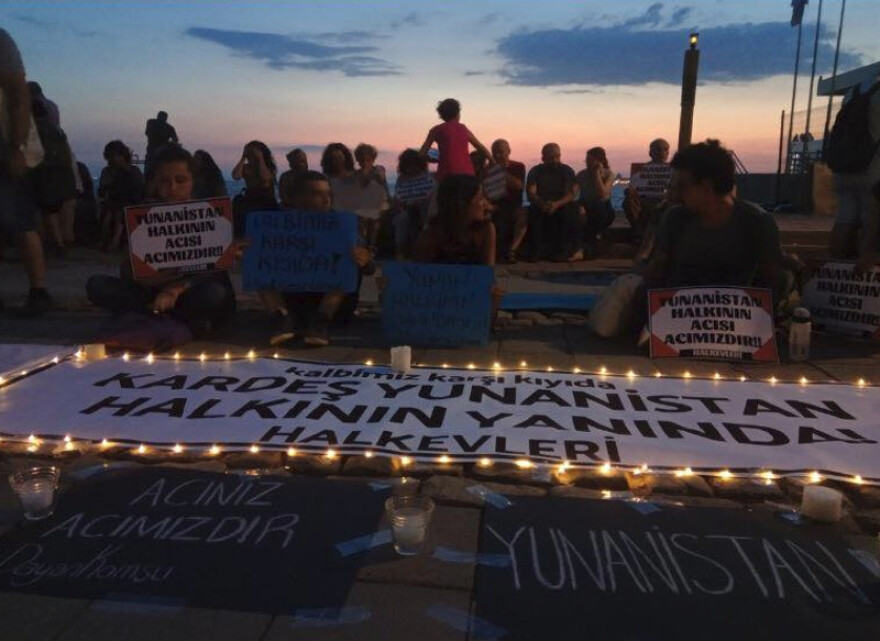 «Κρατάτε γείτονες»: Τούρκοι έξω από το ελληνικό προξενείο στη Σμύρνη για τα θύματα της Αττικής