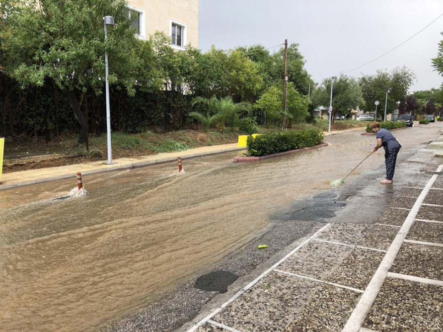 Σφοδρή καταιγίδα και χαλάζι στην Αττική - Ανησυχία για την κακοκαιρία στις πυρόπληκτες περιοχές