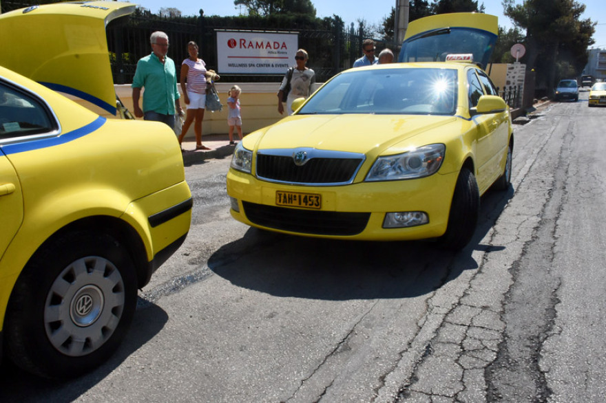 Πόλη-«φάντασμα» το Μάτι: Τα συντρίμμια τους μαζεύουν οι κάτοικοι