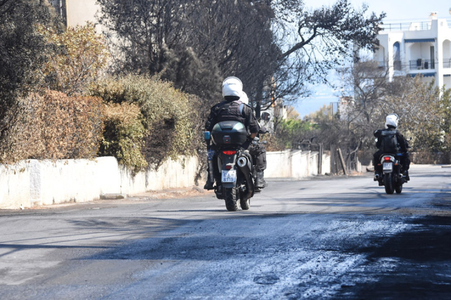 Πόλη-«φάντασμα» το Μάτι: Τα συντρίμμια τους μαζεύουν οι κάτοικοι