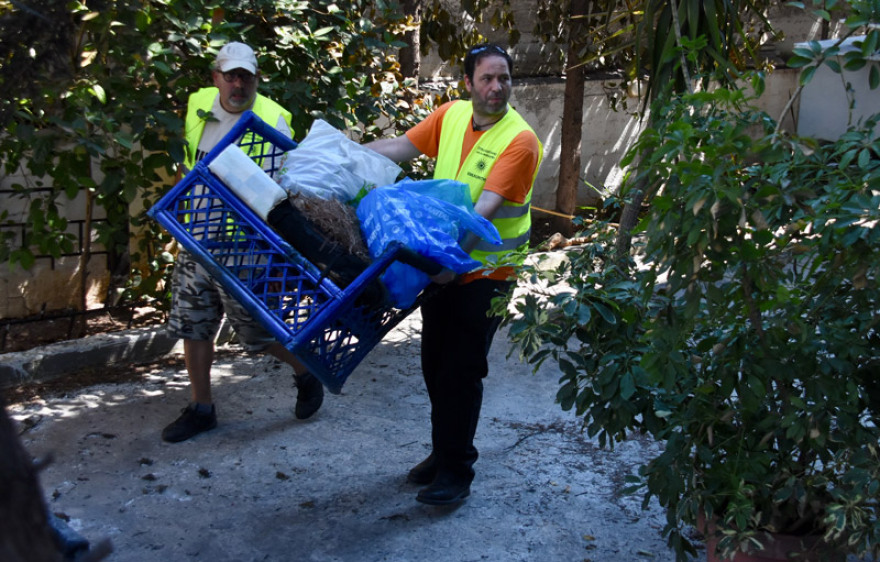 Πόλη-«φάντασμα» το Μάτι: Τα συντρίμμια τους μαζεύουν οι κάτοικοι