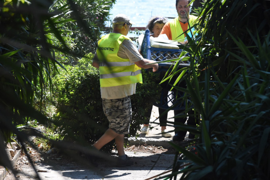 Πόλη-«φάντασμα» το Μάτι: Τα συντρίμμια τους μαζεύουν οι κάτοικοι