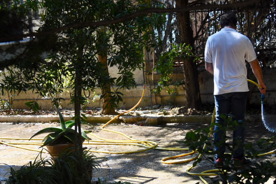 Πόλη-«φάντασμα» το Μάτι: Τα συντρίμμια τους μαζεύουν οι κάτοικοι