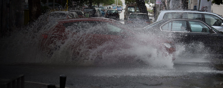 Χάος στους δρόμους της Αττικής από την ισχυρή καταιγίδα 