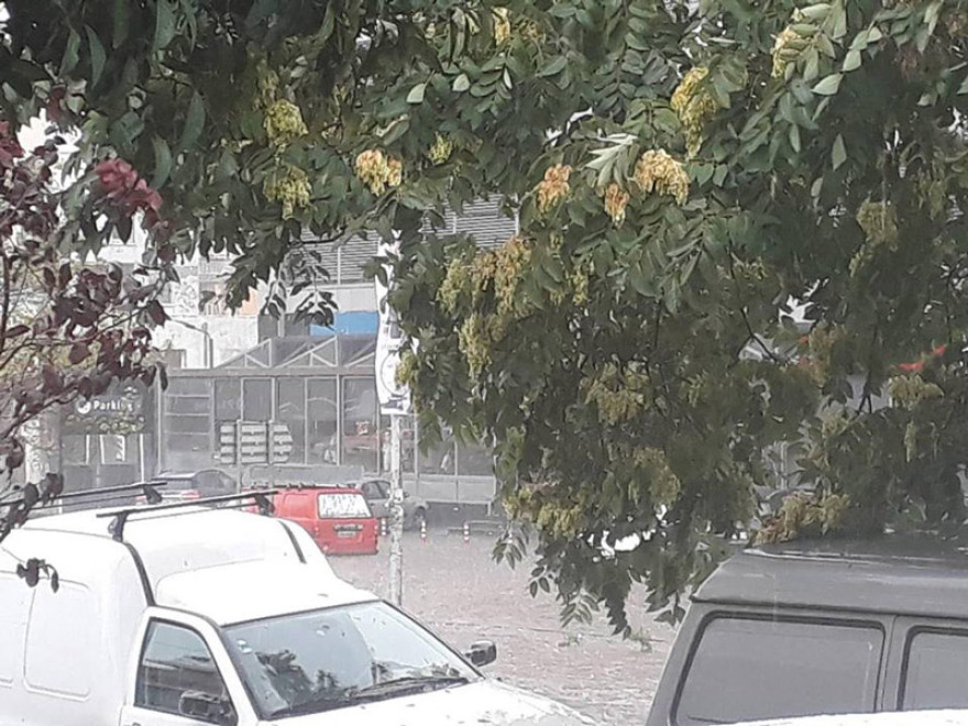 Σφοδρή καταιγίδα και χαλάζι στην Αττική - Ανησυχία για την κακοκαιρία στις πυρόπληκτες περιοχές