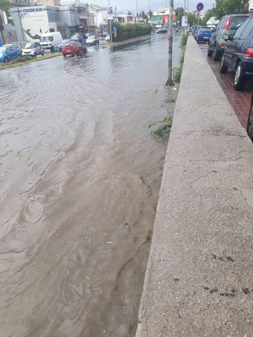 Σφοδρή καταιγίδα και χαλάζι στην Αττική - Ανησυχία για την κακοκαιρία στις πυρόπληκτες περιοχές