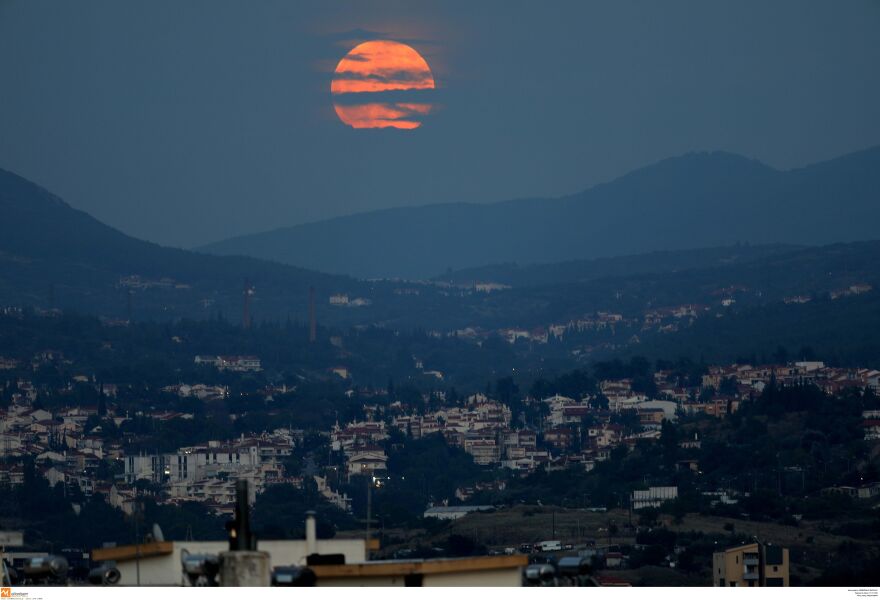 Εκπληκτικές φωτογραφίες: Το «ματωμένο φεγγάρι» λούζει με το κόκκινο φως του διάφορες περιοχές της Ελλάδας
