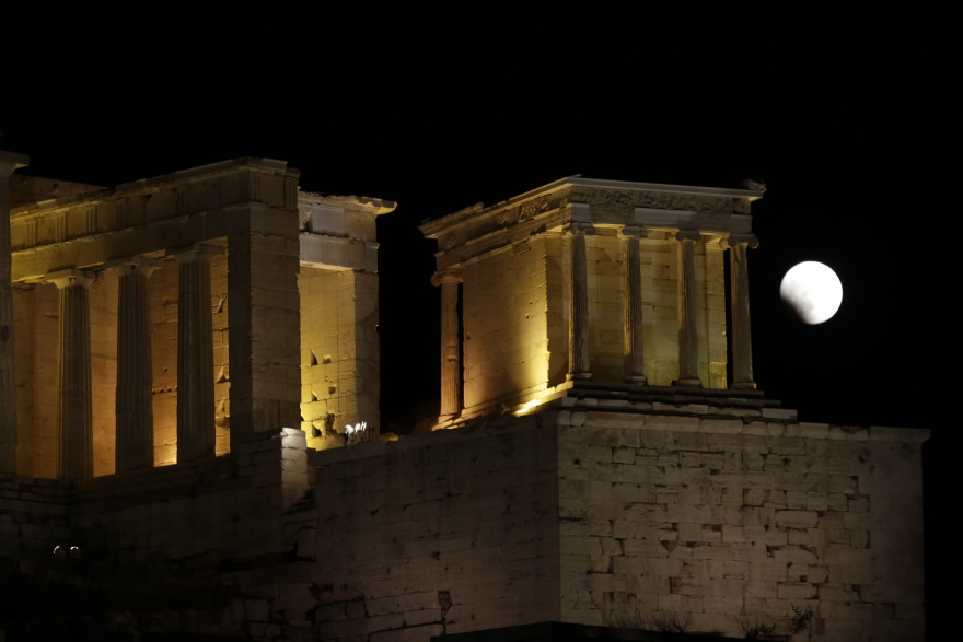 Εκπληκτικές φωτογραφίες: Το «ματωμένο φεγγάρι» λούζει με το κόκκινο φως του διάφορες περιοχές της Ελλάδας