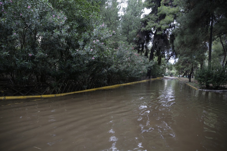 Φωτογραφία ντοκουμέντο: «Βούλιαξε» από τη νεροποντή το νοσοκομείο Σωτηρία