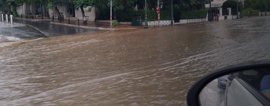 Χάος στους δρόμους της Αττικής από την ισχυρή καταιγίδα 