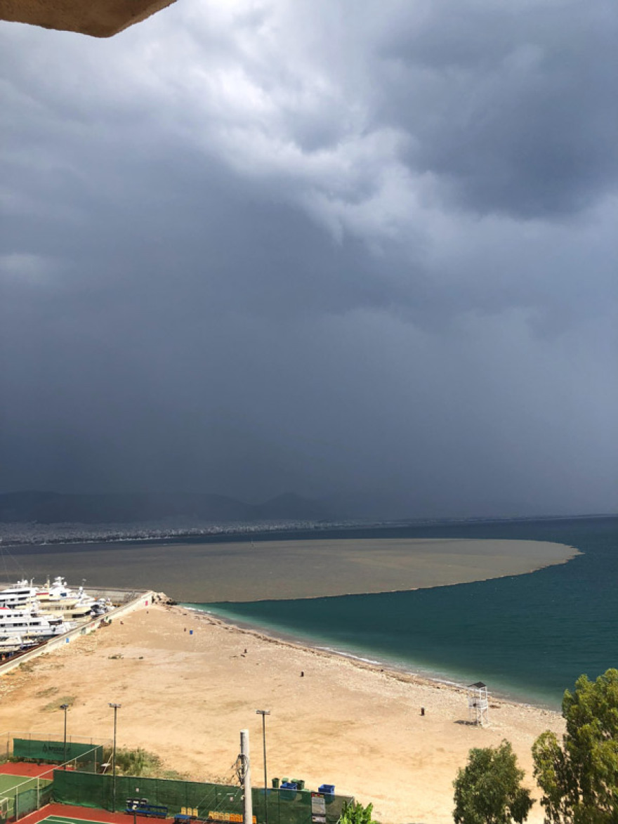 Φωτογραφίες: Η καταιγίδα «κατέβασε» χώμα από τον Κηφισό στη Φρεαττύδα 