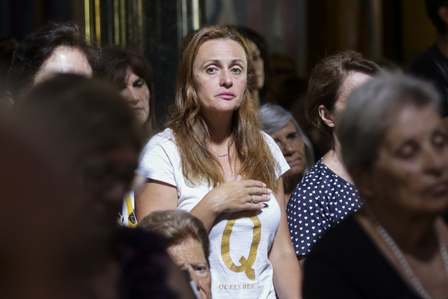 Βουβός πόνος και οδύνη στην επιμνημόσυνη δέηση για τα θύματα της φωτιάς στο Μάτι