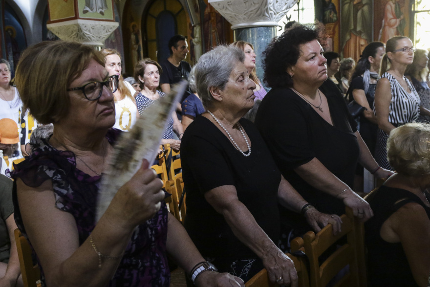 Βουβός πόνος και οδύνη στην επιμνημόσυνη δέηση για τα θύματα της φωτιάς στο Μάτι