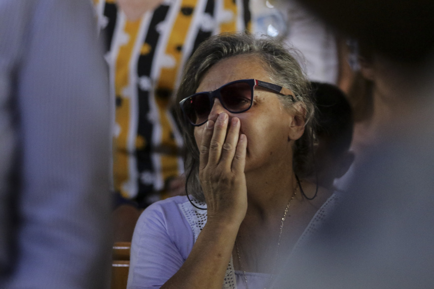 Βουβός πόνος και οδύνη στην επιμνημόσυνη δέηση για τα θύματα της φωτιάς στο Μάτι