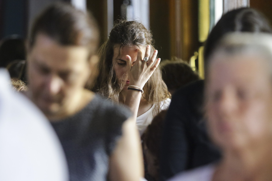 Βουβός πόνος και οδύνη στην επιμνημόσυνη δέηση για τα θύματα της φωτιάς στο Μάτι