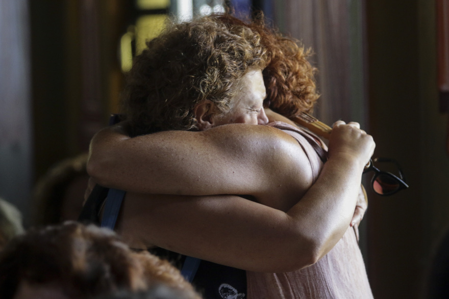 Βουβός πόνος και οδύνη στην επιμνημόσυνη δέηση για τα θύματα της φωτιάς στο Μάτι