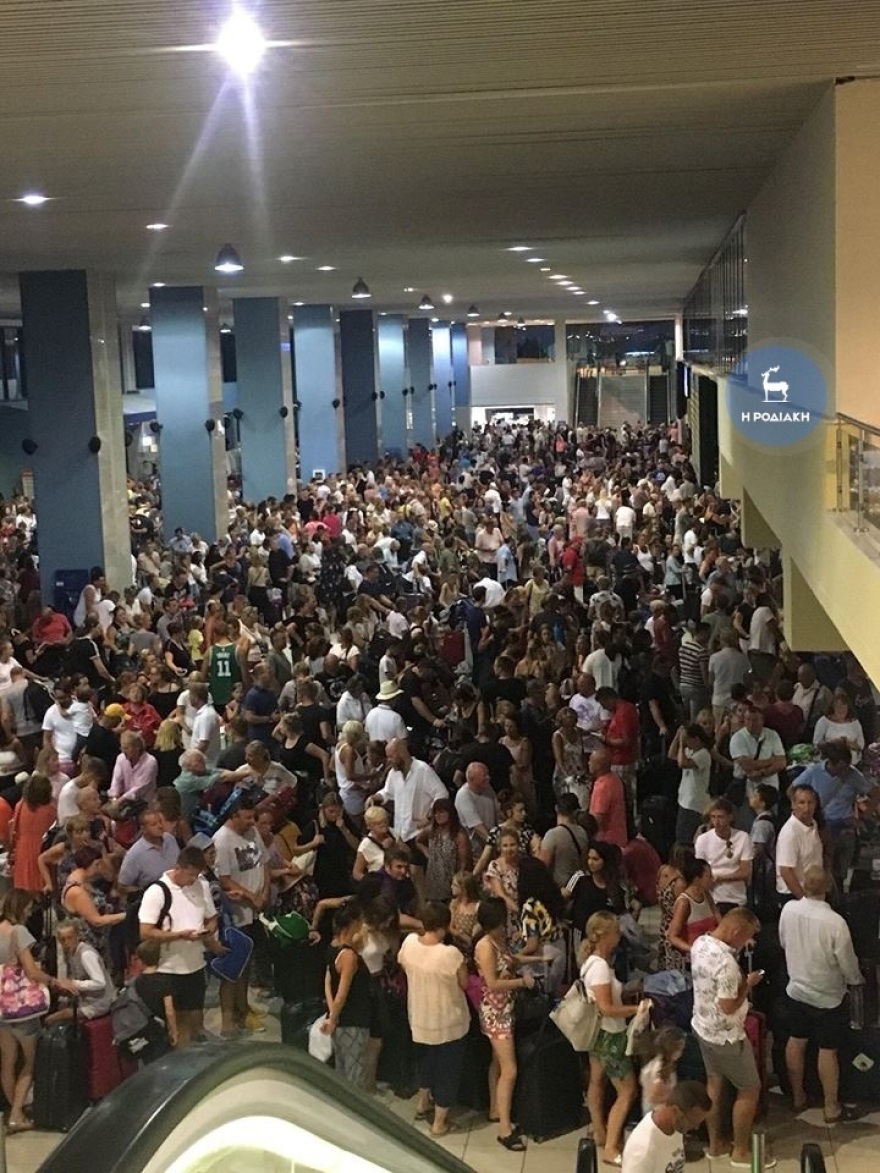 Φωτογραφίες: Αλαλούμ στο αεροδρόμιο της Ρόδου λόγω τεχνικού προβλήματος