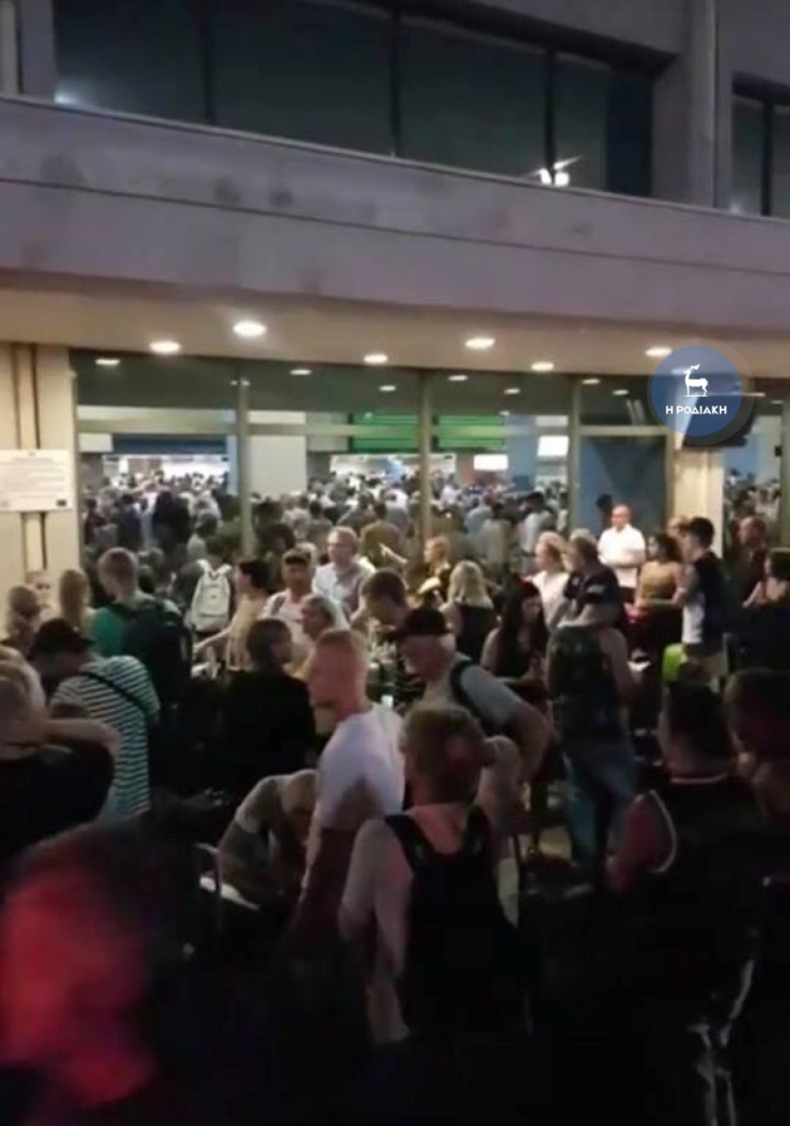 Φωτογραφίες: Αλαλούμ στο αεροδρόμιο της Ρόδου λόγω τεχνικού προβλήματος