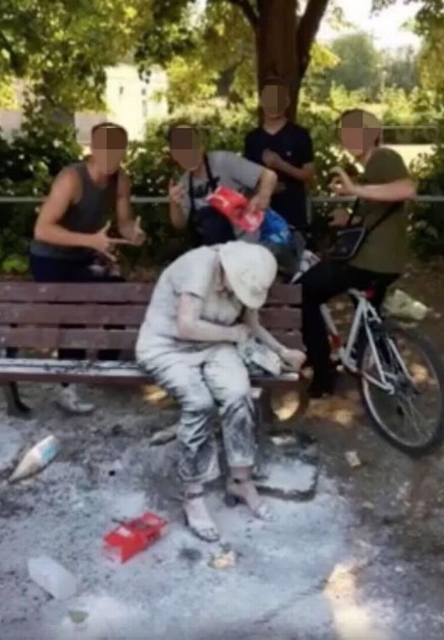 Φωτογραφία σοκ: Έφηβοι ποζάρουν χαμογελώντας αφού «έλουσαν» με αλεύρι και αβγά ψυχικά ασθενή γυναίκα